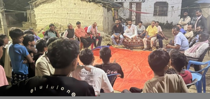 भवानीपुरका स्थानीयसँग सुधीर पटेलको छलफल, विकासका मुद्दामा जोड