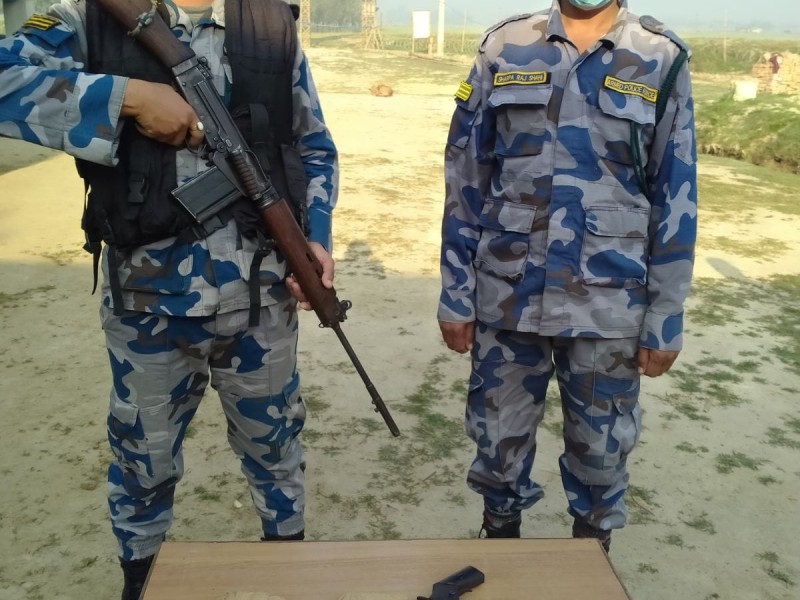 भिस्वाबाट अबैध लागु औषध चरेस सहित कटुवा पेस्तोल सशस्त्र प्रहरीद्वारा बरामद।