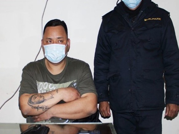 नक्कली प्रहरी निरीक्षक सक्कली प्रहरीको नियन्त्रणमा।