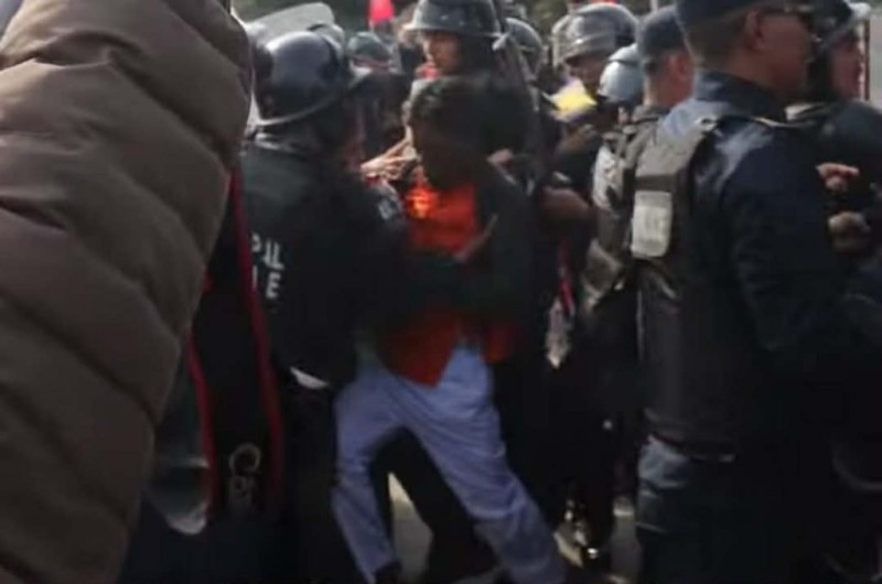 चितवनमा दुर्गा प्रसाईका कार्यकर्ता र प्रहरीबीच झडप, ३ जना पक्राउ