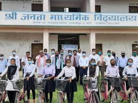 जनता माध्यमिक विधालयमा साईकल वितरण।