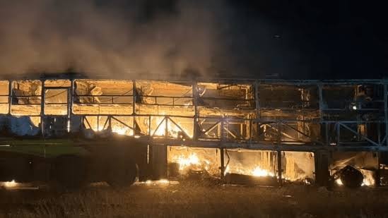 कर्नाटकमा बस र ट्रक ठक्कर खाँदा आगलागी, एक दर्जन जनाभन्दा बढीको मृत्यु भएको आशङ्का