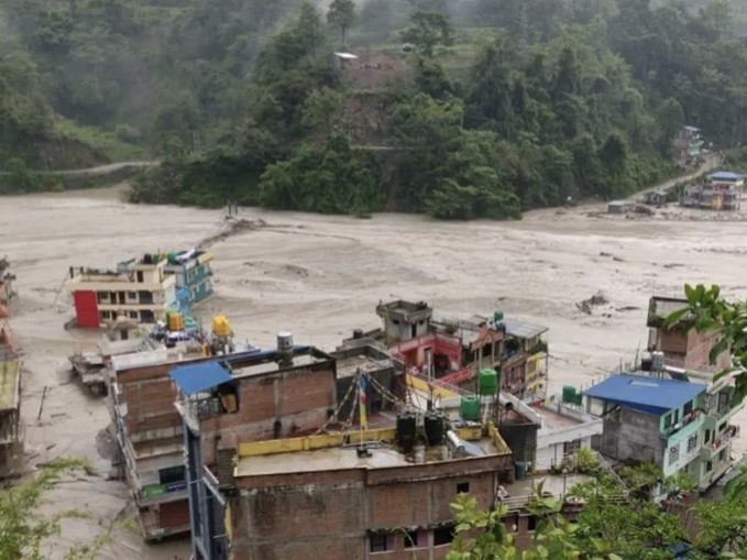 सिन्धुपाल्चोकको मेलम्ची र हेलम्बु क्षेत्रमा भीषण बाढी र पहिरो।