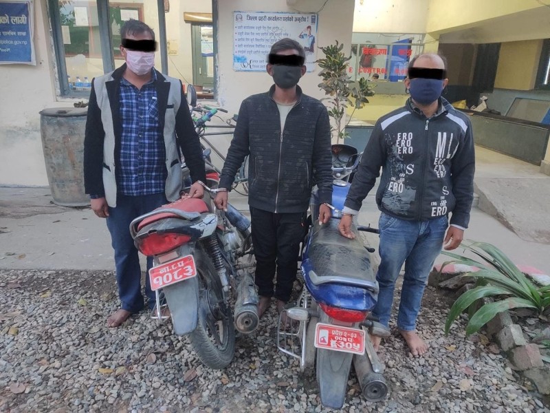 पर्सा प्रहरीद्वारा चोरीको मोटरसाइकलसहित ३ जना पक्राउ।