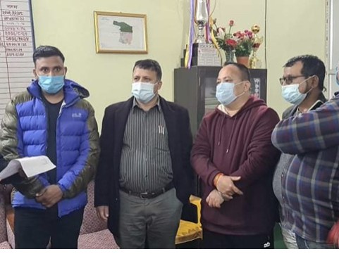 वीरगञ्जलाई राजधानी बनाउन प्रजिअ ढकालमार्फत मुख्यमन्त्री लालबाबु राउतलाई ज्ञापन पत्र ।