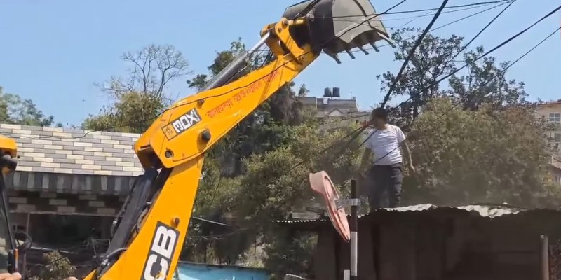 अनधिकृत टहरा हटाउँदा डोजर चालकमाथि ढुङ्गा प्रहार