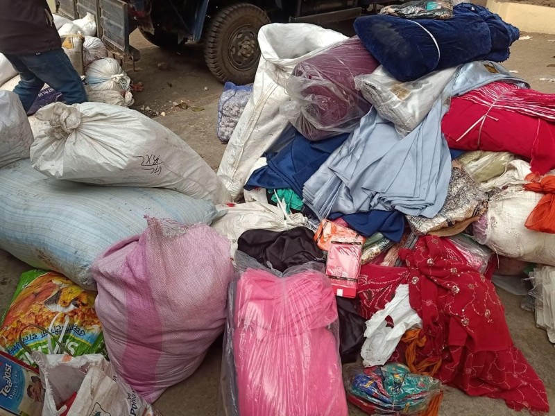 पर्सा प्रहरीद्वारा भन्सार छलेर लाउदै गरेको लत्ताकपडा तथा खाद्यान्न सामग्री बरामद।