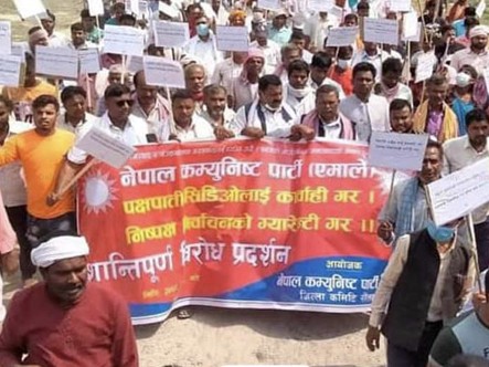 रौतहटमा सवारी दुर्घटनामा निर्दोषलाई फंसाउन खोजेको भन्दै एमालेद्वारा प्रदर्शन