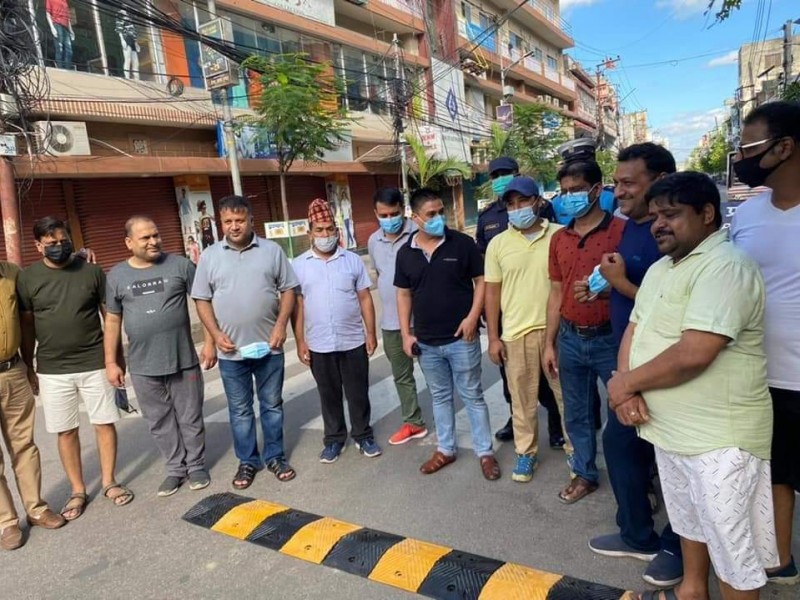 वीरगंजमा ग्रिनसिटि सामुदायिक सेवा केन्द्रद्वारा अतिव्यस्त क्षेत्रहरुमा स्पिड ब्रेकर जडान । 