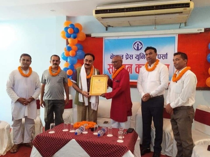 प्रेस युनियन पर्साद्वारा प्रदेश -२ का उर्जा तथा खानेपानी विकास मन्त्री शर्माको सम्मान।