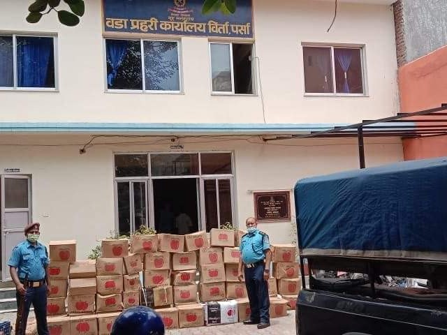 नेपालबाट भारतर्फ लादै गरेको ५९ कार्टुन स्याउ बरामद।