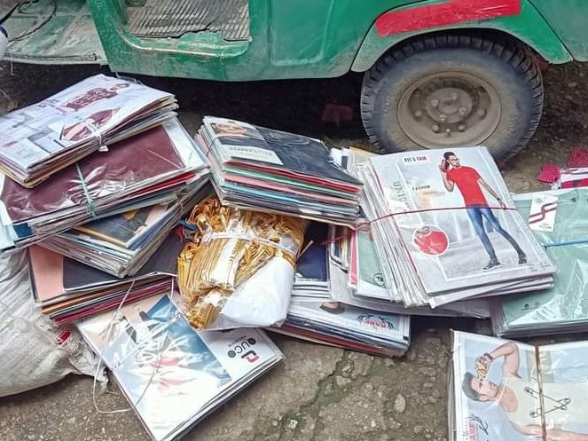 अटोमा भन्सार छली ल्याएका लत्ताकपडाहरू सहित मानिस ।