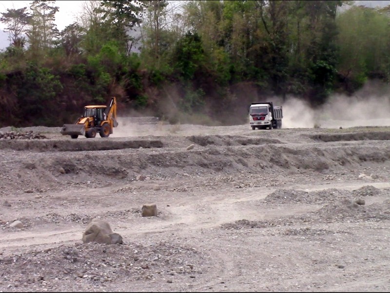 पर्सागढी नगरपालिकाको कर्जनिया र सिङ्गगाहि खोलाबाट अबैध रुपमा गिटी, बालुवाको तस्करी।