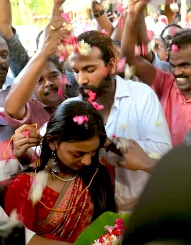 'महाकुम्भ भाइरल गर्ल' मोनालिसाले प्रेमीसँग विवाह गर्दा किन परिन् विवादमा ?