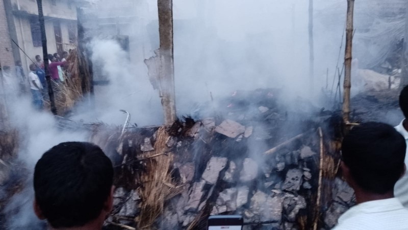 बहुदरमाईको गम्हरियामा आगलागी , एक घर जलेर नष्ट ।