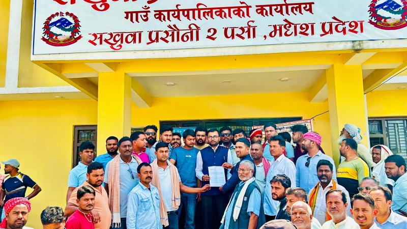 कामकाजप्रति असन्तुष्ट स्थानियले सखुवा प्रसौनीमा बुझाए ज्ञापन 