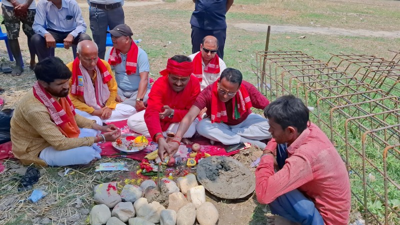 पोखरीयामा मन्त्री जैसवाल र नगरप्रमुख चौहानले गरे नाला निर्माणको शिलन्यास 