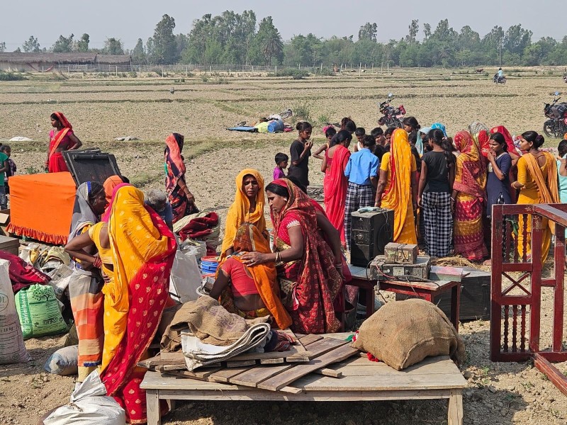 महोत्तरीको मटिहानीका अग्निपीडितलाई राहत सामग्री जुटाइँदै