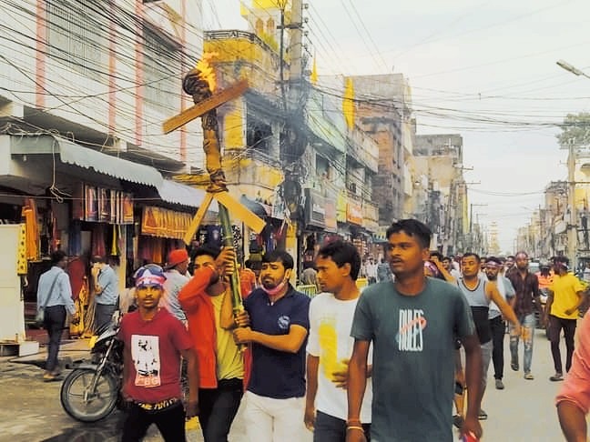 एमाले निकट युवा संघ पर्साद्वारा माधव कुमार नेपालको पुत्ला दहन।