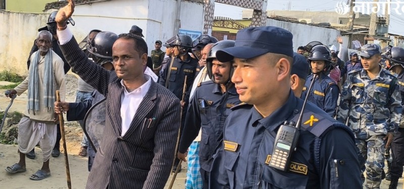 कार्यालय प्रवेश गर्न नपाएका अधिकृत माटो ढोगेर फर्किए