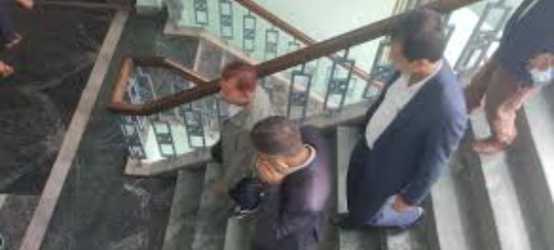 कार्यकक्षमा छिरेर हाजिर गरेपछि सिंहदरबारतिर प्रशासकीय अधिकृत गुरागाईं