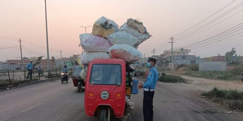 ट्राफिक प्रहरीले दुःख दिएको चालकको गुनासो