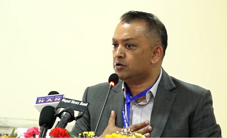 राष्ट्रपतिलाई गगनकाे आग्रह- उपचार खर्च आफ्नै खल्तीबाट व्यहोर्छु भन्नुहोस्