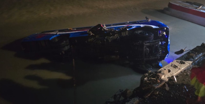 कोशी ब्यारेजबाट सप्तकोशीमा बस खस्यो, २० जनाको उद्वार