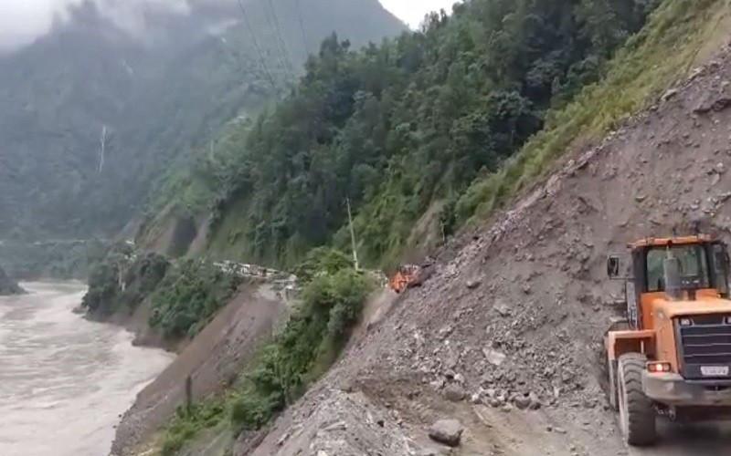 नारायणगढबाट काठमाण्डौको सडकमा भोलिसम्म गाडी चलाउन रोक