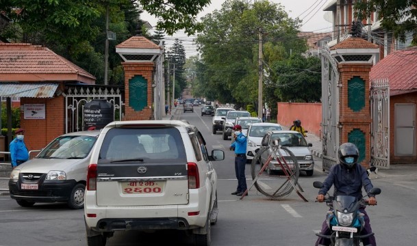 सिंहदरबारको दक्षिण गेटबाट ६ जना पक्राउ
