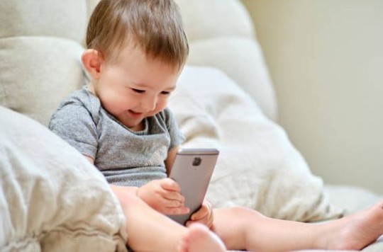 बालबालिका मोबाइलको लतमा छन्? यो टिप्स प्रयोग गरेर छुटाउनुहोस्