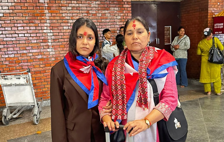 विपिनको खोजीका लागि इजरायल जान विमानस्थल पुगे आमा र बहिनी