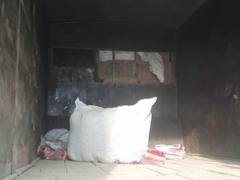 ट्रकबाट १२ लाख बराबरको कपडासहित चालक पक्राऊ।