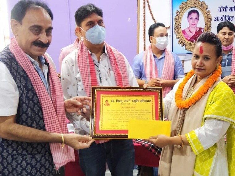 स्वः बिन्दु देवी पाण्डे पुरस्कारबाट अनिता कुँवर पुरस्कृत।