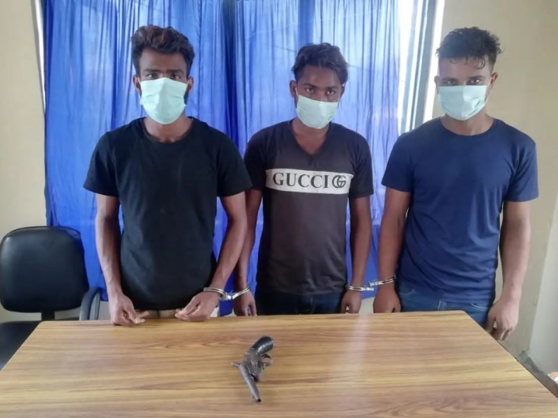 पर्सा प्रहरीद्वारा कटुवा पेस्तोलसहित ३ जना पक्राउ।