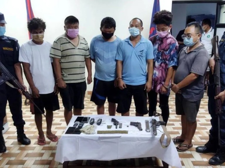 ज्वेलर्समा लुटपाट गर्न खोज्ने समूह हतियारसहित पक्राउ।