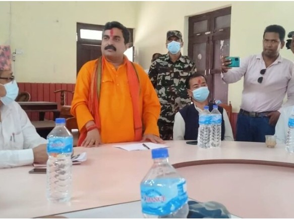 शान्ति सुरक्षा तथा कोरोना महामारी नियन्त्रण गर्न विगतमा गरिएका गतिविधिका बारेमा प्रदेश २ का प्रमुख डा.अहिराजले जानकारी लिँदै।