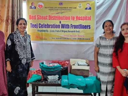 लायन्स क्लब अफ वीरगंज संस्कृति गोल्डद्वारा नारायणी अस्पतालमा बेडसीट एवं खाजा वितरण।