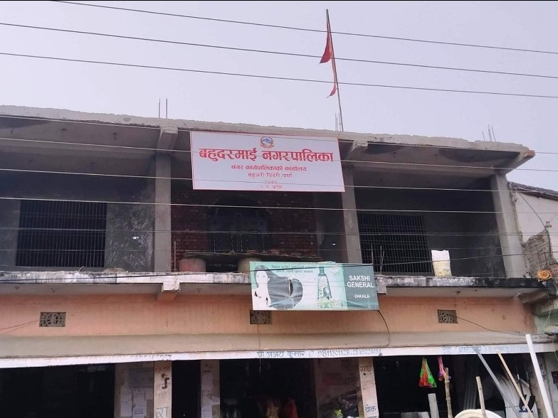 सम्पर्क कार्यालयको नाउँमा पालिकाको प्रमुख प्रशासकिय अधिकृत र लेखा अधिकृतलाई बीरगंजमा क्वाटर ।