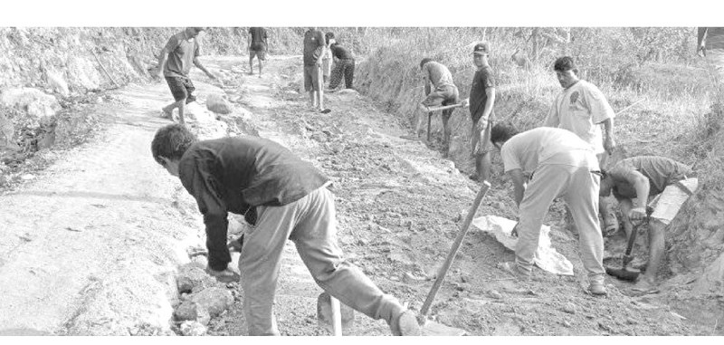 गाउँलेले मर्मत गरे सडक
