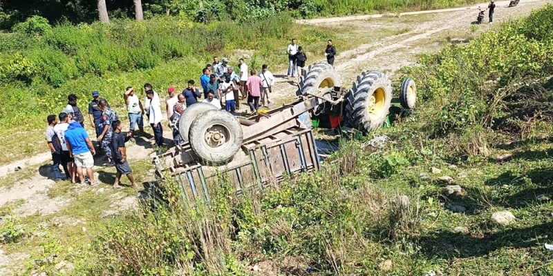 मलामी बोकेको ट्याक्टर दुर्घटना हुँदा तीनको मृत्यु, ९ घाइते