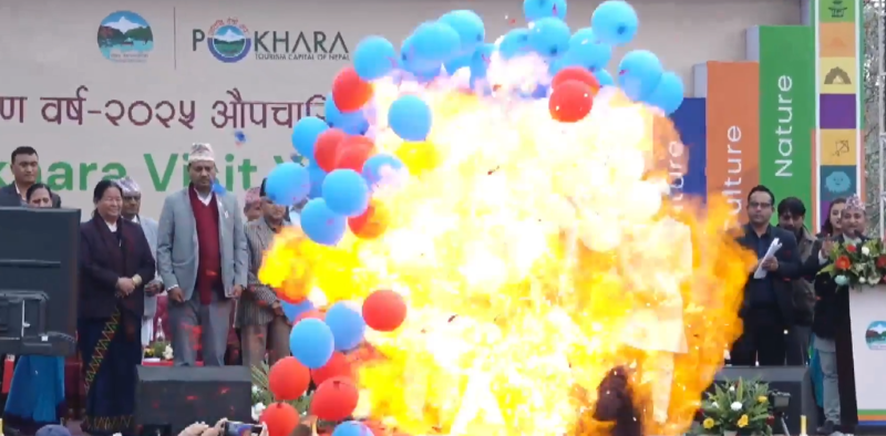 पोखरा भ्रमण वर्षको उद्घाटन गर्ने क्रममा बेलुन पड्किएर अर्थमन्त्री र मेयर घाइते