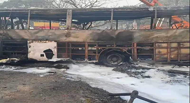 बुटवलबाट ४५ जना यात्रु बोकेको बस भारतको बलरामपुरमा दुर्घटना