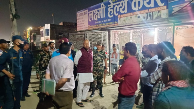 सिरहाको अस्पतालमा मुख्यमन्त्री सिंहको छड्के अनुगमन : १३ अस्पताल बन्द, २ जना पक्राउ