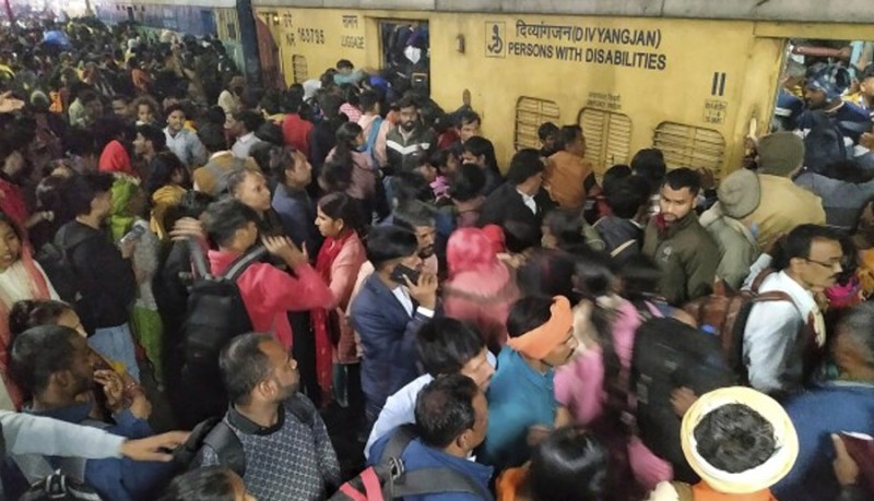 नयाँदिल्ली स्टेसनमा भागदौड हुँदा १८ जनाको मृत्यु