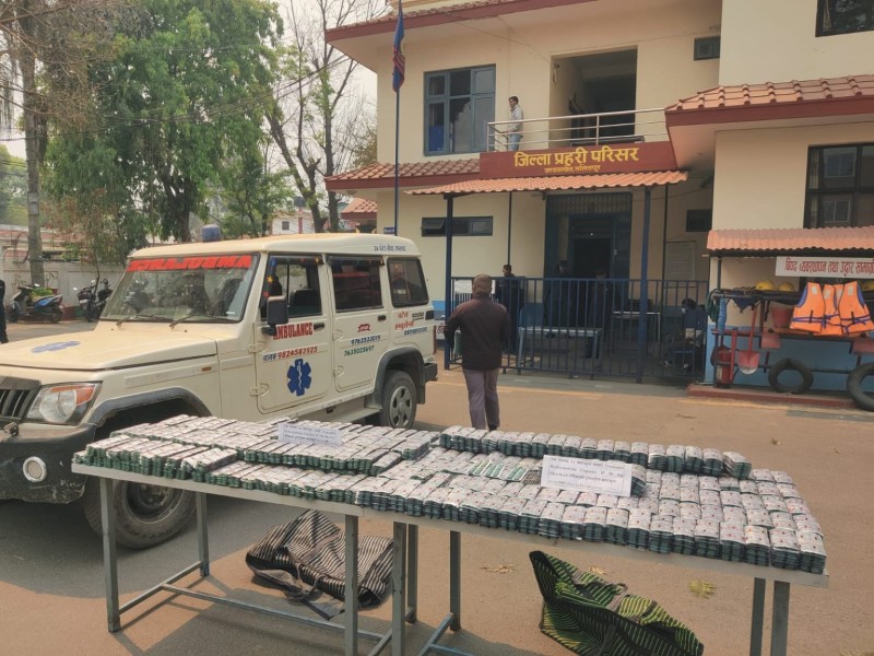 भट्टेडाँडाबाट भारतीय एम्बुलेन्समा अवैध ट्रामाडोल क्याप्सुल बरामद, चारजना पक्राउ