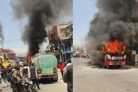काठमाडौंको ढुंगेअड्डामा गुड्दै गरेको बसमा आगलागी