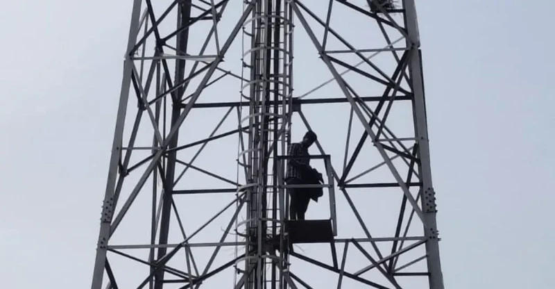 सालीसँग दोस्रो विवाह गराइदिन माग गर्दै युवक टावरमा चढेपछि.....