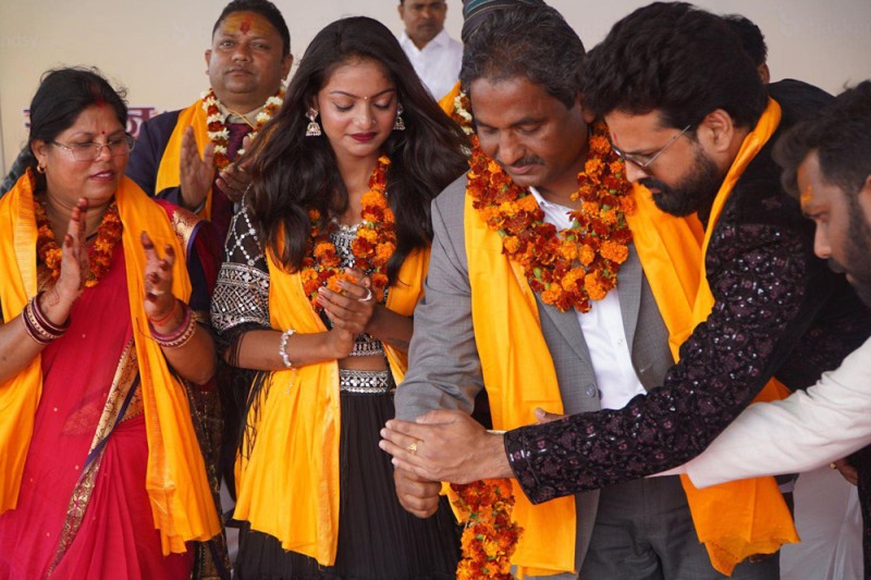 नेपाल आएकी महाकुम्भकी ‘भाइरल गर्ल’लाई हेर्न हजारौं ओइरिए