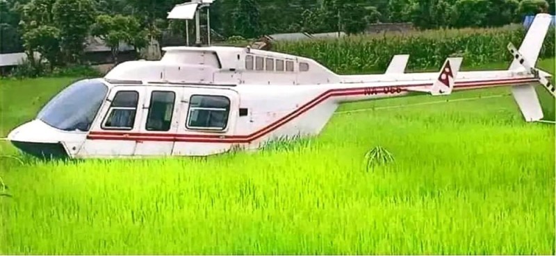 डोल्पाबाट बिरामी लिएर सुर्खेत जाँदै गरेको हेलिकोप्टर खेतमा आकस्मिक अवतरण